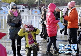 11月6日,游客冒着小雪花在拉萨街头拍摄 从11月开始,西藏启动 冬游西藏 旅游活动 在近5个月的活动期内,西藏将推出一系列物美价廉的旅游产品,旅游主管部门将协调旅行社
